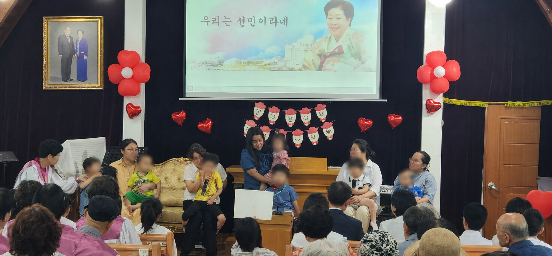 이천 대교회 효동들이 노래하는 장면