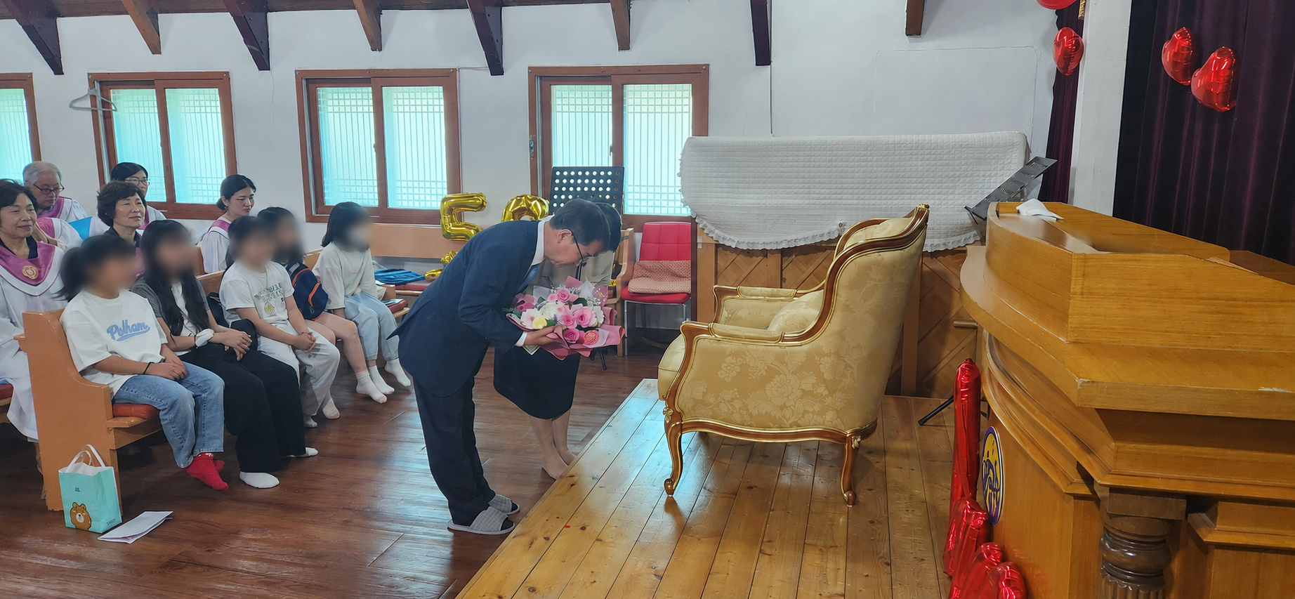 이천대교회장이 꽃다발 봉정하는 장면
