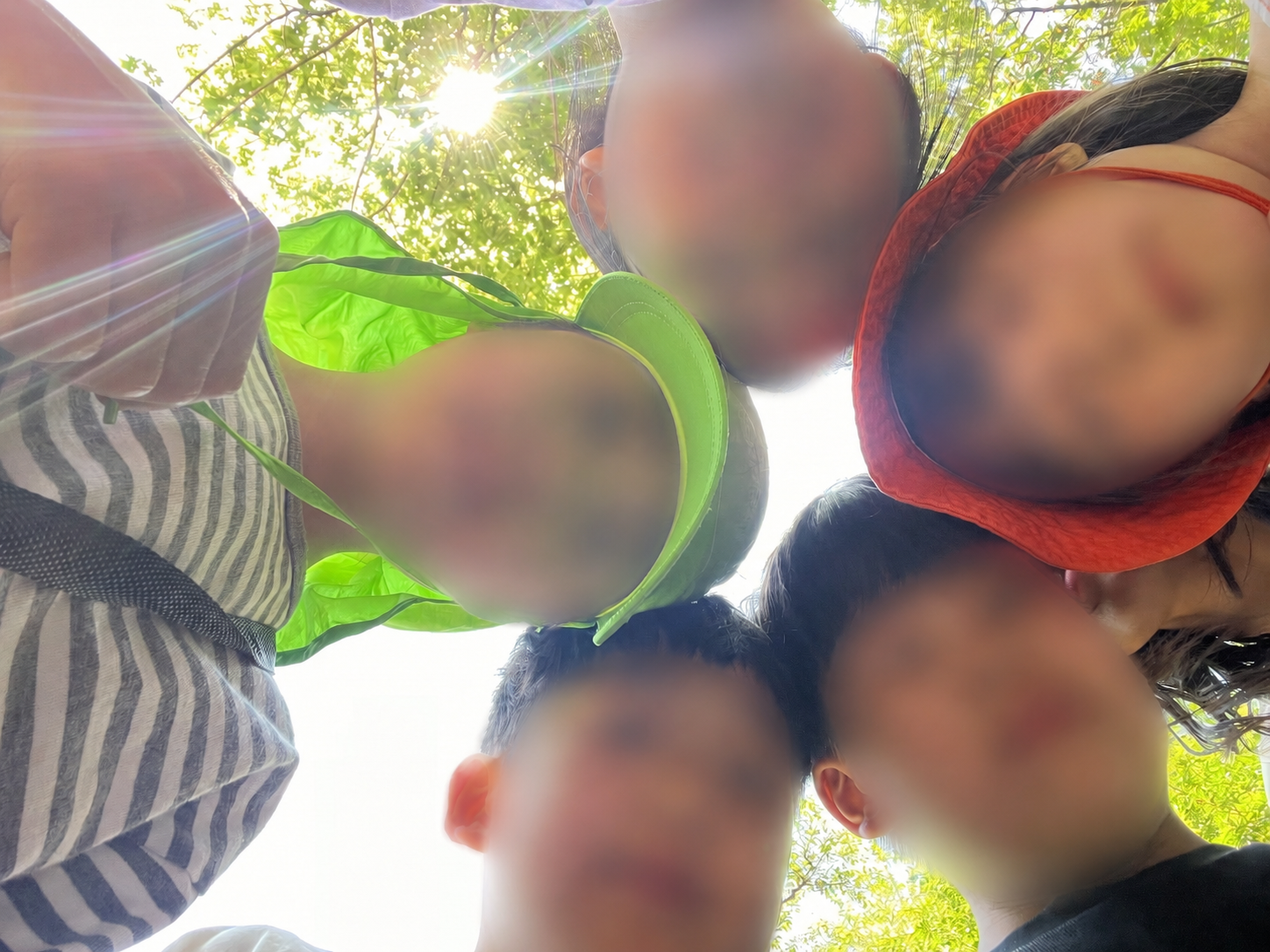 어린이 다섯명이 얼굴을 맞대고 있다.