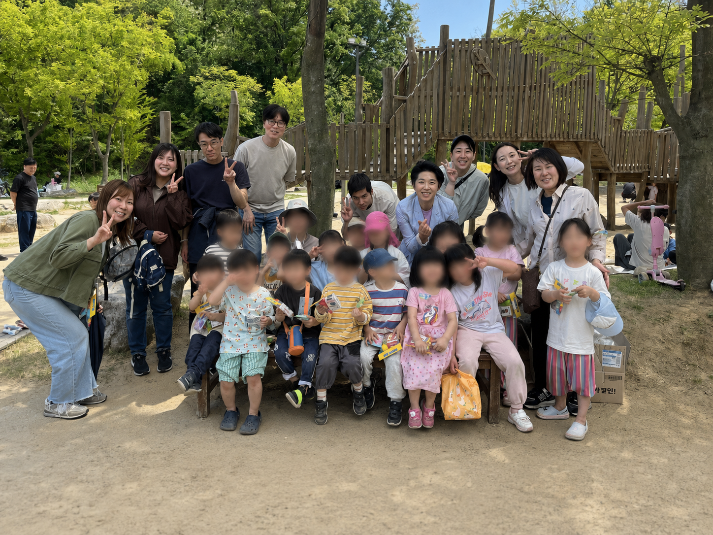 참석자들이 기념촬영을 하고 있다.