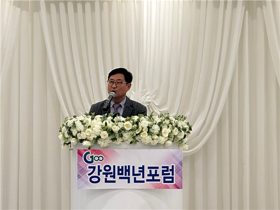 격려사를-하는-우종춘-강원백년포럼-상임고문.png